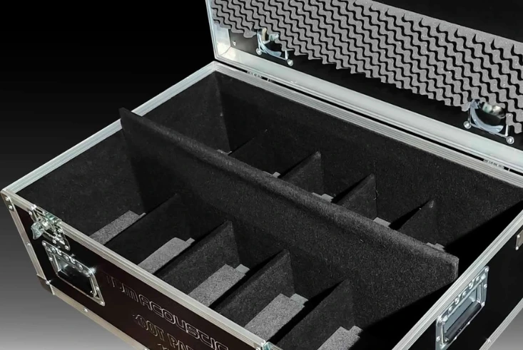 Wnętrze skrzyni z pianką dopasowaną do precyzyjnego sprzętu i bezpiecznego transportu