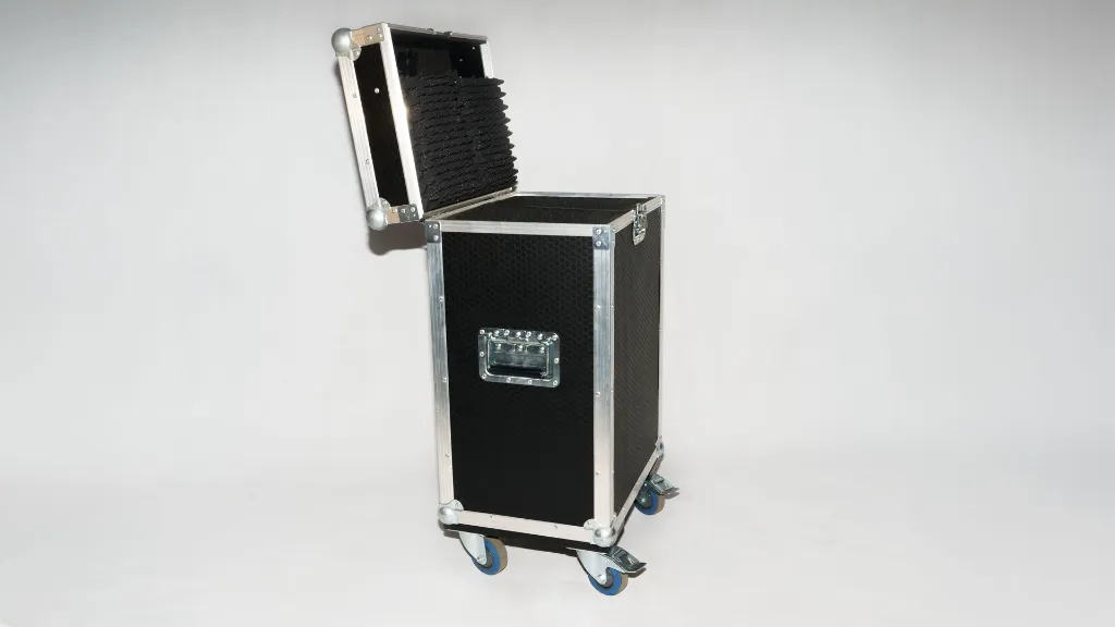 case na kolumny audio z kółkami transportowymi.webp