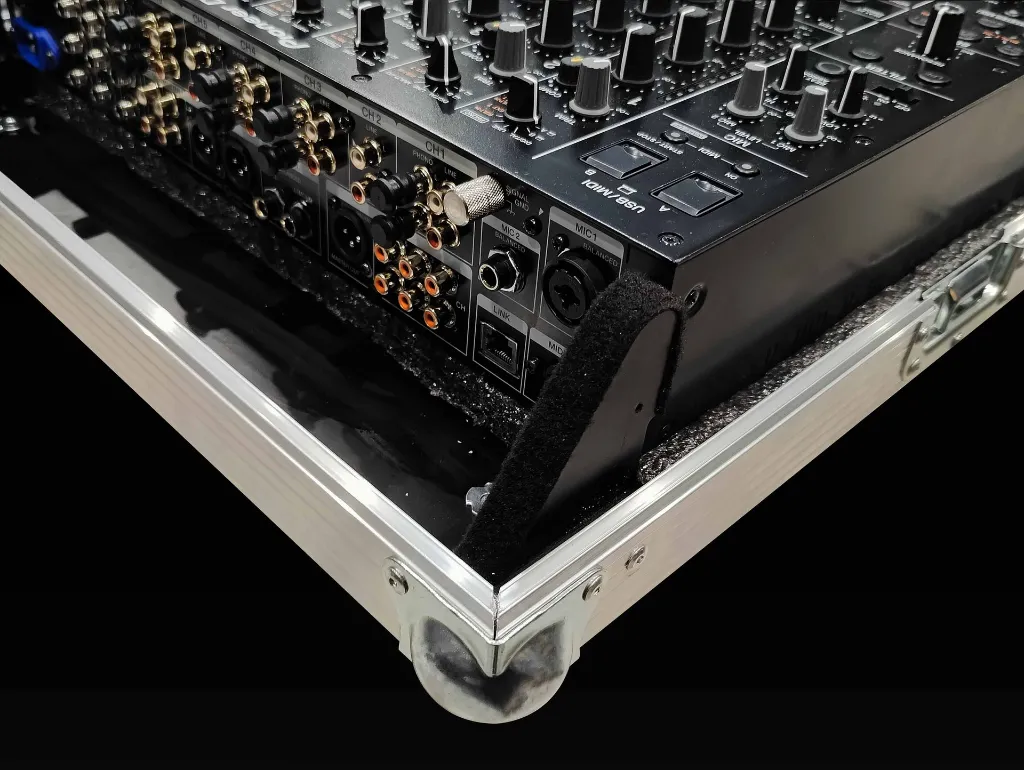 flight case DJM-V10 metalowe narożniki case art.webp