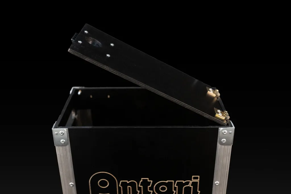 case Antari z otwartą pokrywą CASE ART.webp