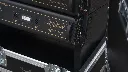 Otwarty case na 4 głośniki Adamson S7 z widocznym systemem zabezpieczeń i pianką case art.webp