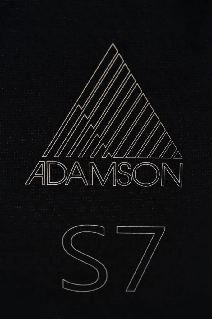 Osobista personalizacja skrzyni CASE-ART - precyzyjny grawer laserowy z logo firmy rentalowej na boku case'a Adams.webp
