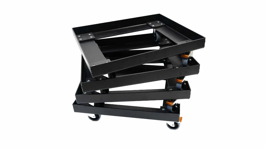 Zestaw profesjonalnych deskorolek pod nagłośnienie Adamson w magazynie firmy rentalowej.webp