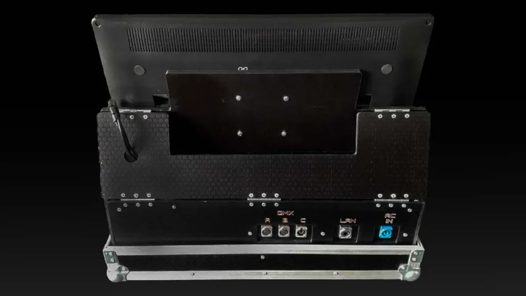 Case do sterownika światła z wysuwaną półką na klawiaturę i mysz - stanowisko prac.webp