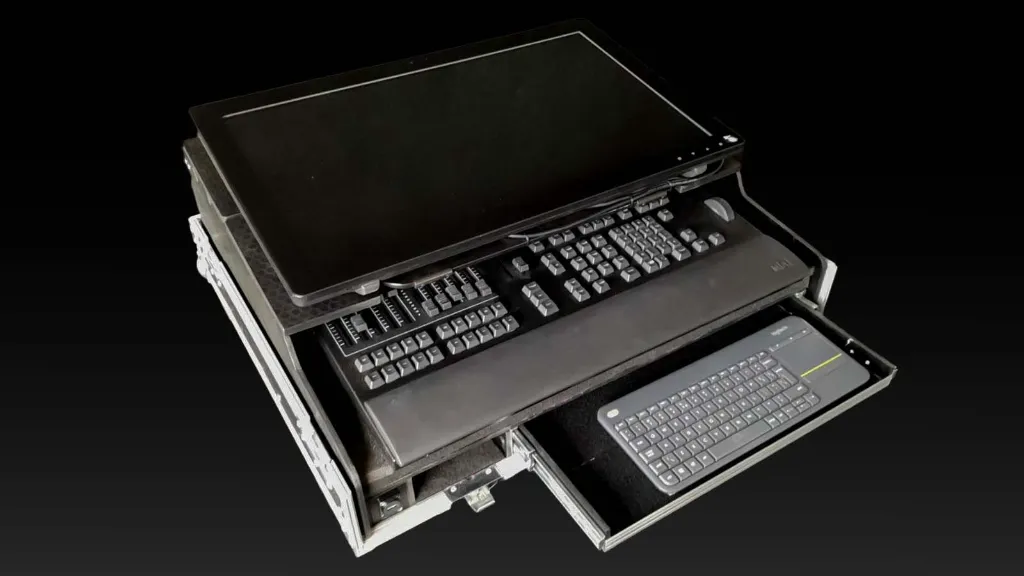 Zbliżenie na wnętrze skrzyni transportowej grandMA3 onPC - precyzyjne wycięcia pod.webp